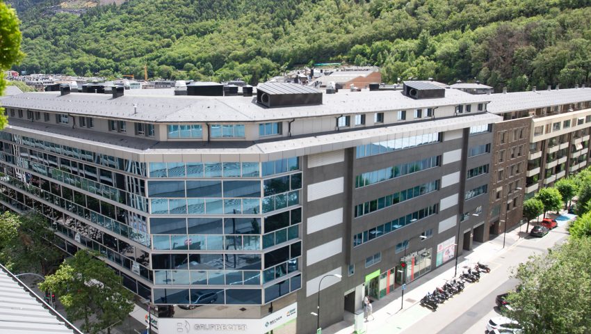 Fachada del edificio Prat de la Creu pisos y oficinas en el centro de Andorra la Vella
