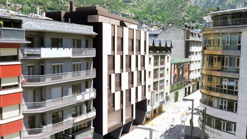 Fachada edificio de viviendas de 3 y 4 habitaciones en el centro de Andorra